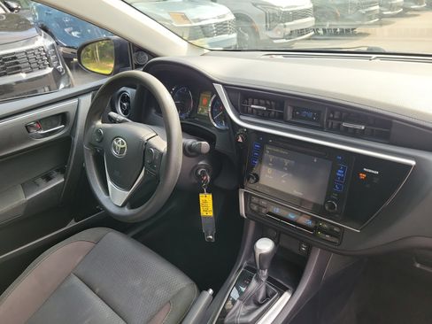 Used 2017 Toyota Corolla LE w/ LE Premium Package w/Moonroof FWD image 8