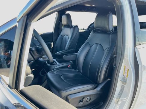 Used 2026 Chrysler Pacifica Select FWD image 20