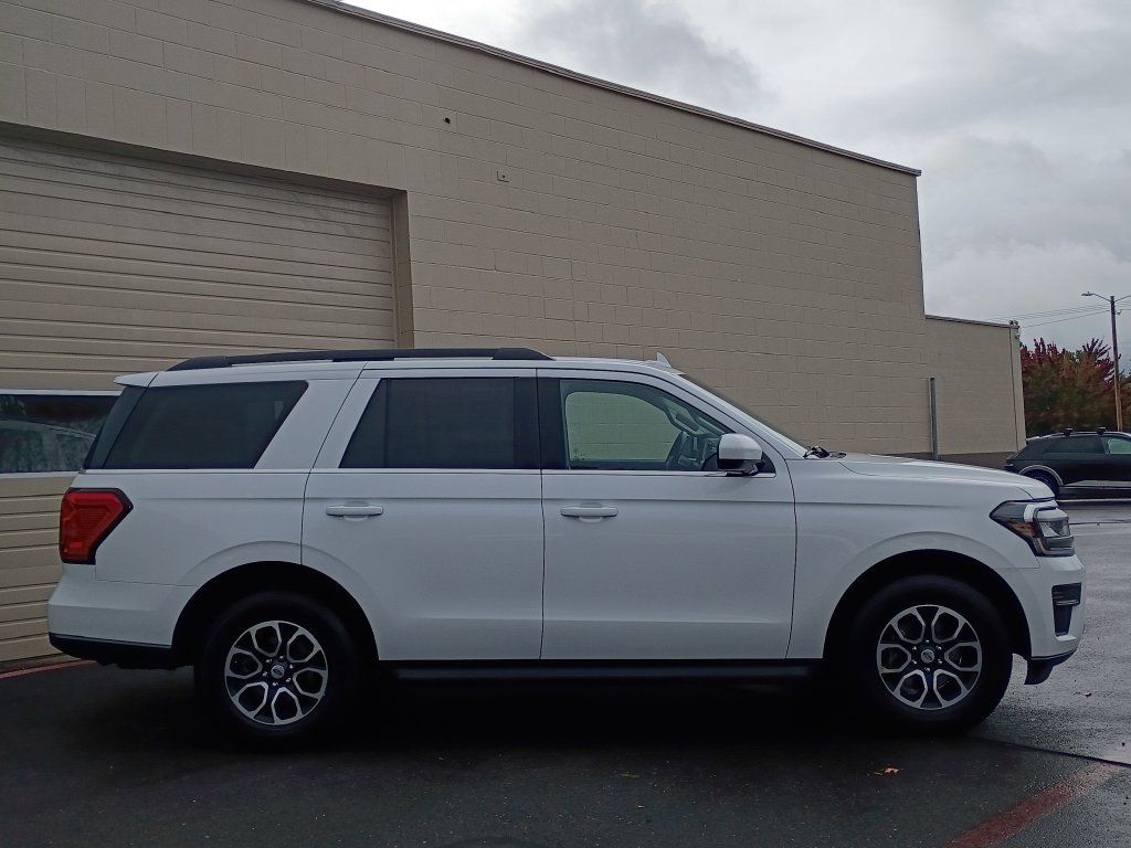 Used 2024 Ford Expedition XLT AWD/4WD image 3