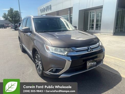 Used 2018 Mitsubishi Outlander AWD image 3