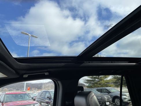 Used 2024 Ford Expedition Platinum image 37