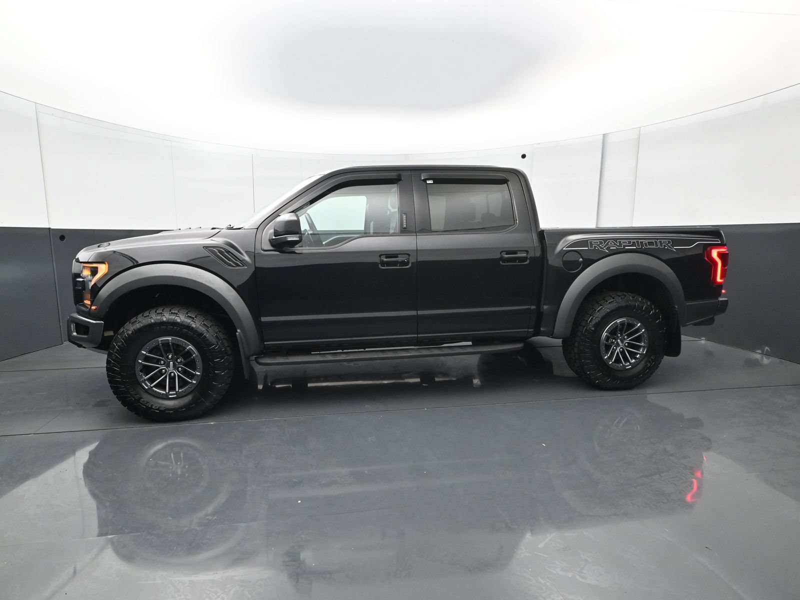 Used 2020 Ford F150 Raptor w/ Equipment Group 802A Luxury AWD/4WD image 3