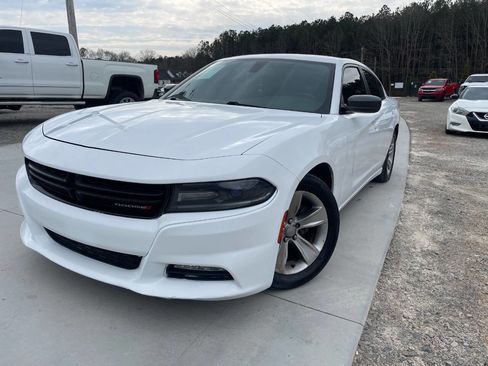 Used 2017 Dodge Charger SXT image 2