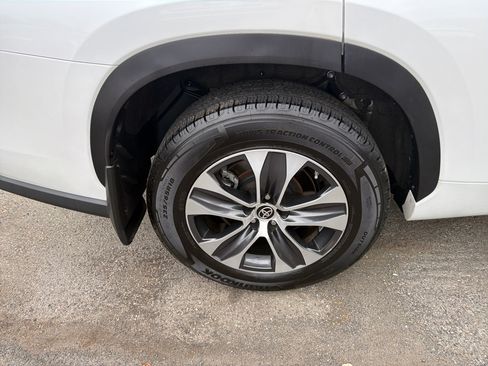 Used 2022 Toyota Highlander XLE image 5