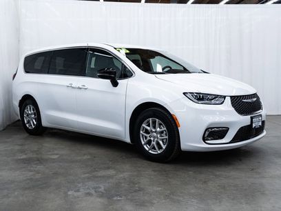 Used 2025 Chrysler Pacifica Select