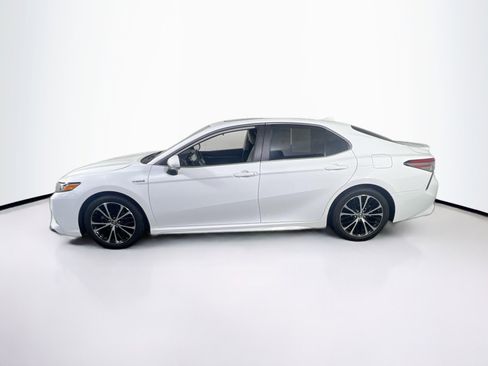 Used 2019 Toyota Camry SE w/ Sunroof Package image 8