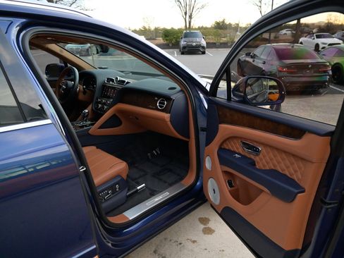 Used 2023 Bentley Bentayga image 55