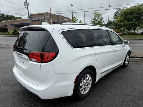 Used 2020 Chrysler Pacifica Touring-L FWD image 3