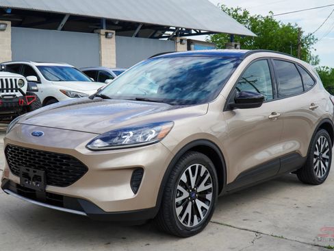 Used 2020 Ford Escape SE Sport image 3