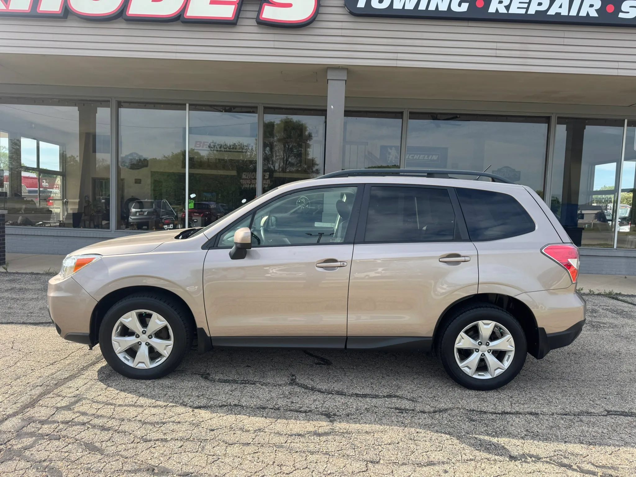 Used 2015 Subaru Forester 2.5i Premium w/ All-Weather Package AWD/4WD image 2