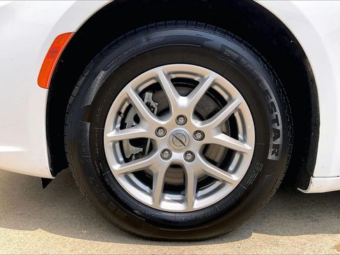Used 2024 Chrysler Pacifica Touring-L FWD image 11