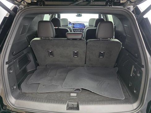 Used 2024 Chevrolet Traverse RS FWD image 18