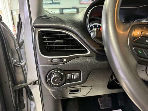 Used 2020 Jeep Cherokee Trailhawk AWD/4WD image 22