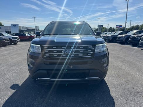 Used 2017 Ford Explorer XLT w/ Equipment Group 202A AWD/4WD image 8