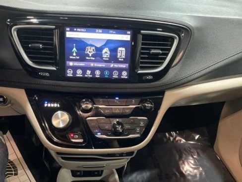 Used 2020 Chrysler Pacifica Limited image 17