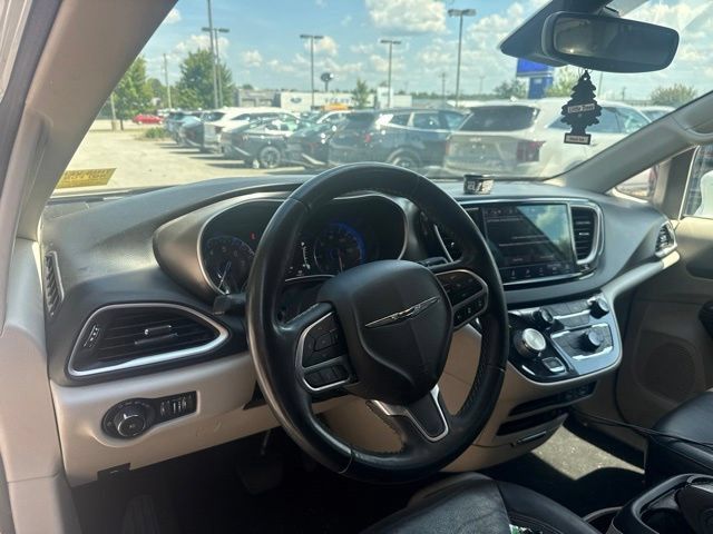 Used 2022 Chrysler Pacifica Touring-L FWD image 10