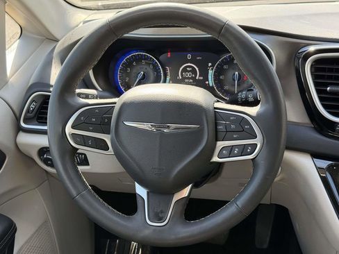 Used 2024 Chrysler Pacifica Touring-L FWD image 20