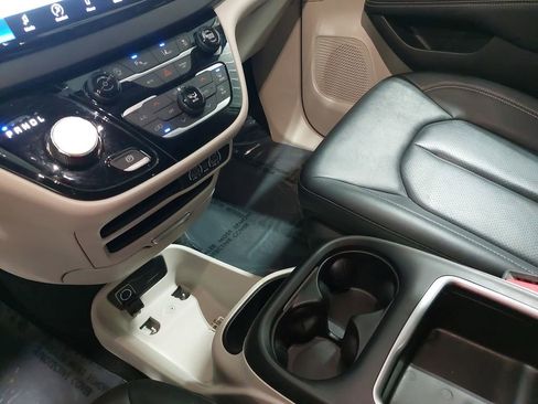 Used 2024 Chrysler Pacifica Touring-L image 42