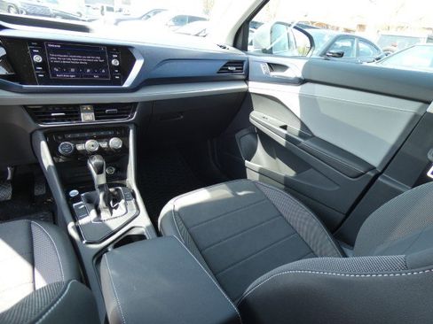 Used 2024 Volkswagen Taos SE FWD image 18