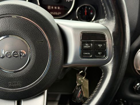 Used 2015 Jeep Wrangler Unlimited Rubicon image 19