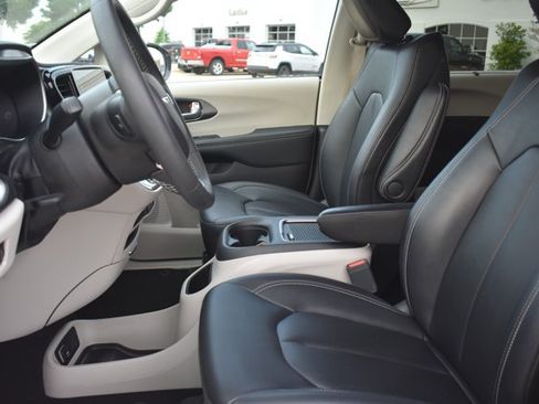 Used 2024 Chrysler Pacifica Touring-L FWD image 14