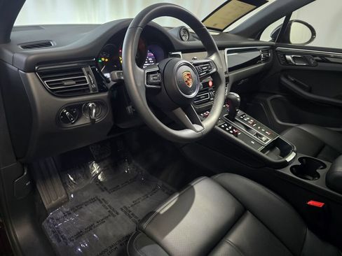 Certified 2025 Porsche Macan AWD/4WD image 4