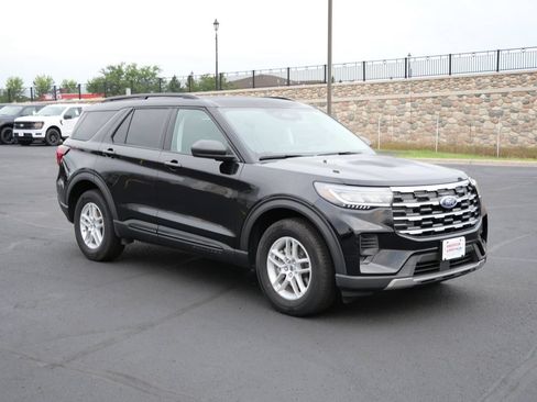 Used 2026 Ford Explorer Active AWD/4WD image 3