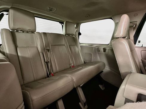 Used 2016 Lincoln Navigator Select RWD image 31