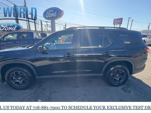 Used 2023 Honda Pilot TrailSport image 2