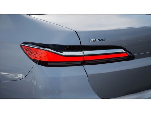New 2026 BMW 750e xDrive AWD/4WD image 8