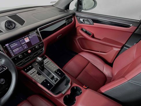 Certified 2025 Porsche Macan image 25