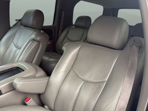 Used 2003 Chevrolet Suburban 2500 LT w/ LT Preferred Equipment Group image 17