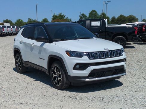 Used 2025 Jeep Compass Limited AWD/4WD image 2