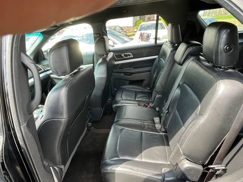 Used 2017 Ford Explorer XLT w/ Equipment Group 201A FWD image 13