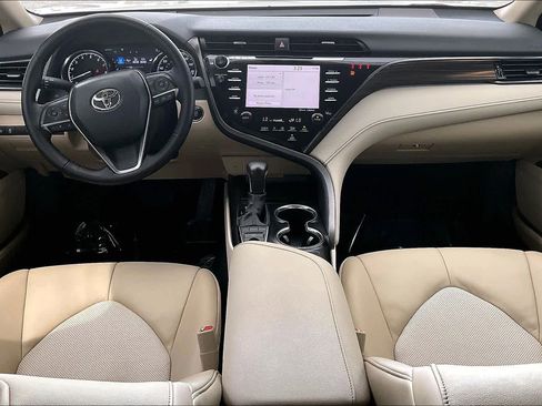 Used 2020 Toyota Camry XLE image 16