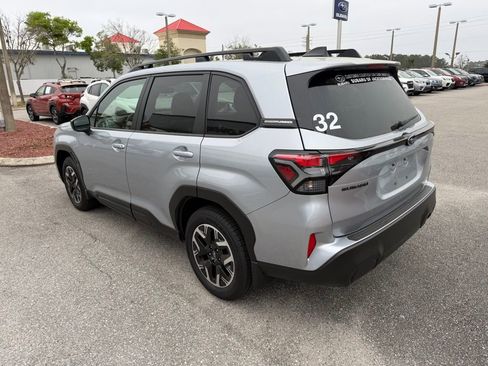 Used 2025 Subaru Forester Premium AWD/4WD image 9