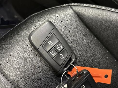 Used 2023 Volkswagen Tiguan SE R-Line image 27