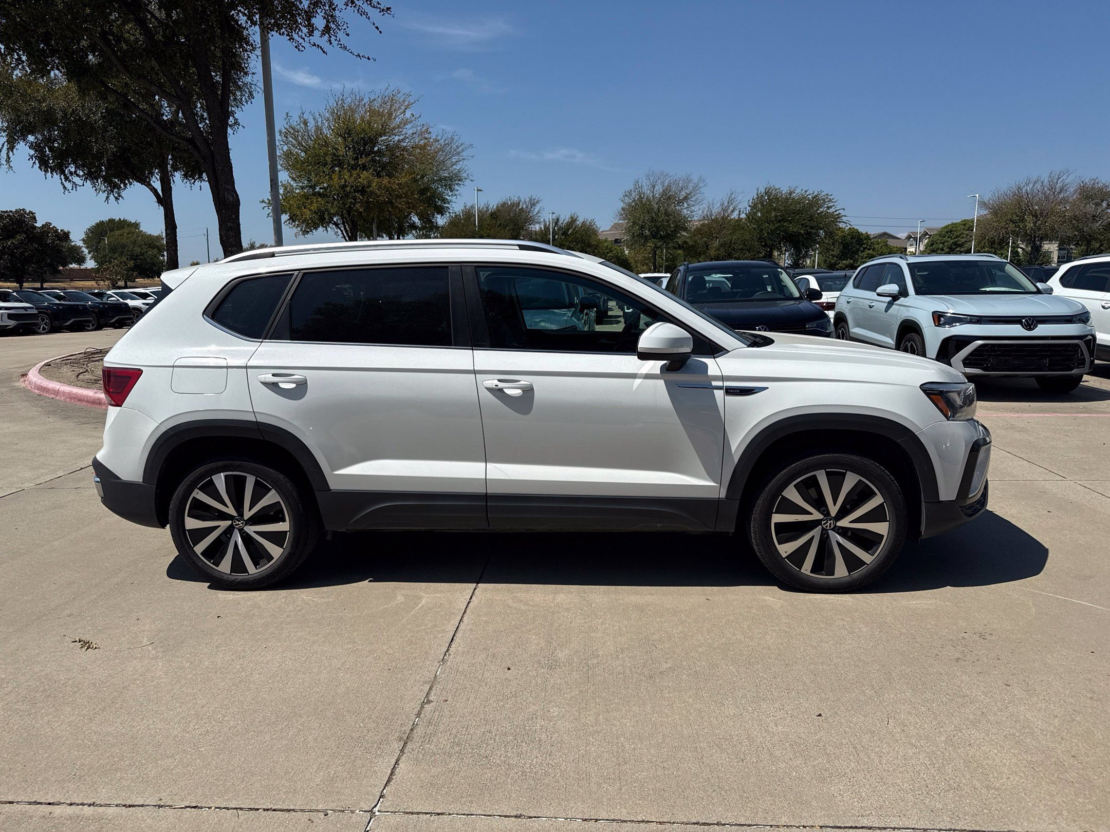Used 2024 Volkswagen Taos SE FWD image 2