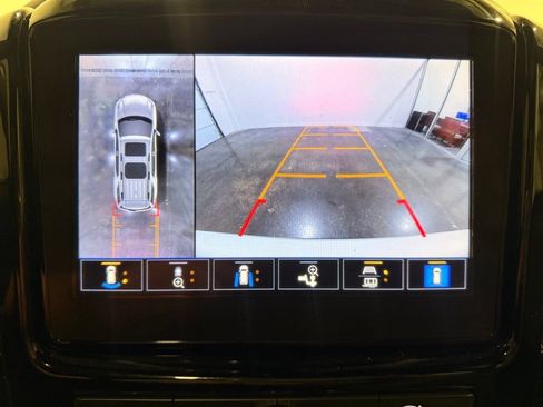 Used 2023 Chevrolet Traverse Premier FWD image 26