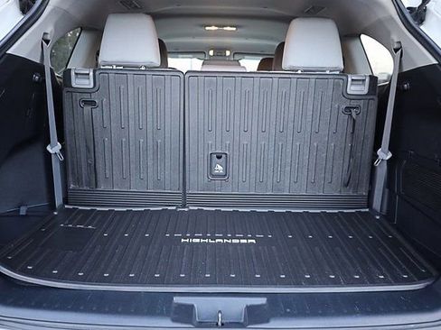 Used 2023 Toyota Highlander L image 23