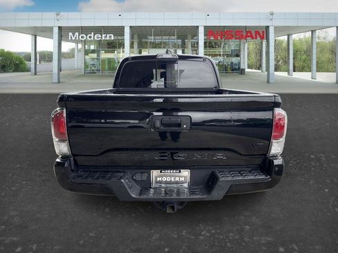 Used 2021 Toyota Tacoma TRD Off-Road w/ TRD Premium Off Road Package AWD/4WD image 4