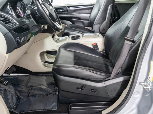 Used 2018 Dodge Grand Caravan SXT image 13