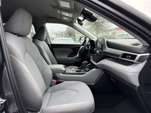 Used 2021 Toyota Highlander LE image 21
