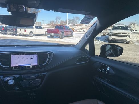 Used 2022 Chrysler Pacifica Touring-L w/ S Appearance Package image 41