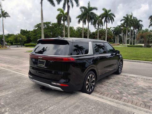 Used 2022 Kia Carnival EX FWD image 20