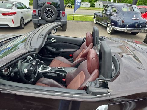 Used 2010 Nissan 370Z Touring w/ Sport Pkg RWD image 17