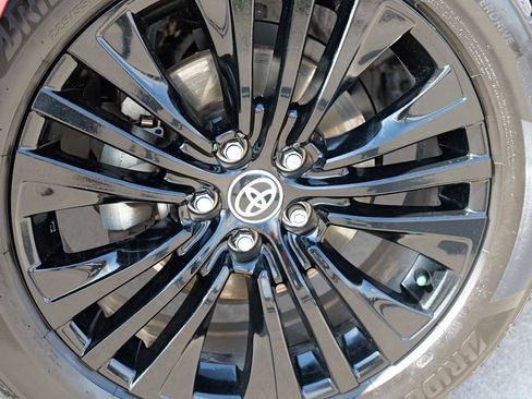 Used 2023 Toyota Venza Nightshade image 2