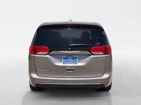 Used 2018 Chrysler Pacifica Touring Plus w/ Tire & Wheel Group FWD image 4