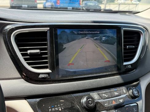 Used 2023 Chrysler Pacifica Touring-L FWD image 20