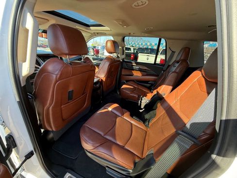 Used 2019 Cadillac Escalade Luxury image 11